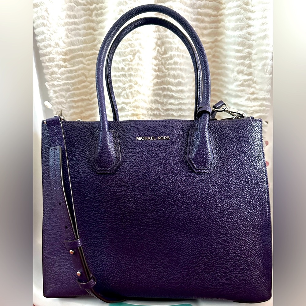 Leather Michael Kors bag, medium sized, center pocket
